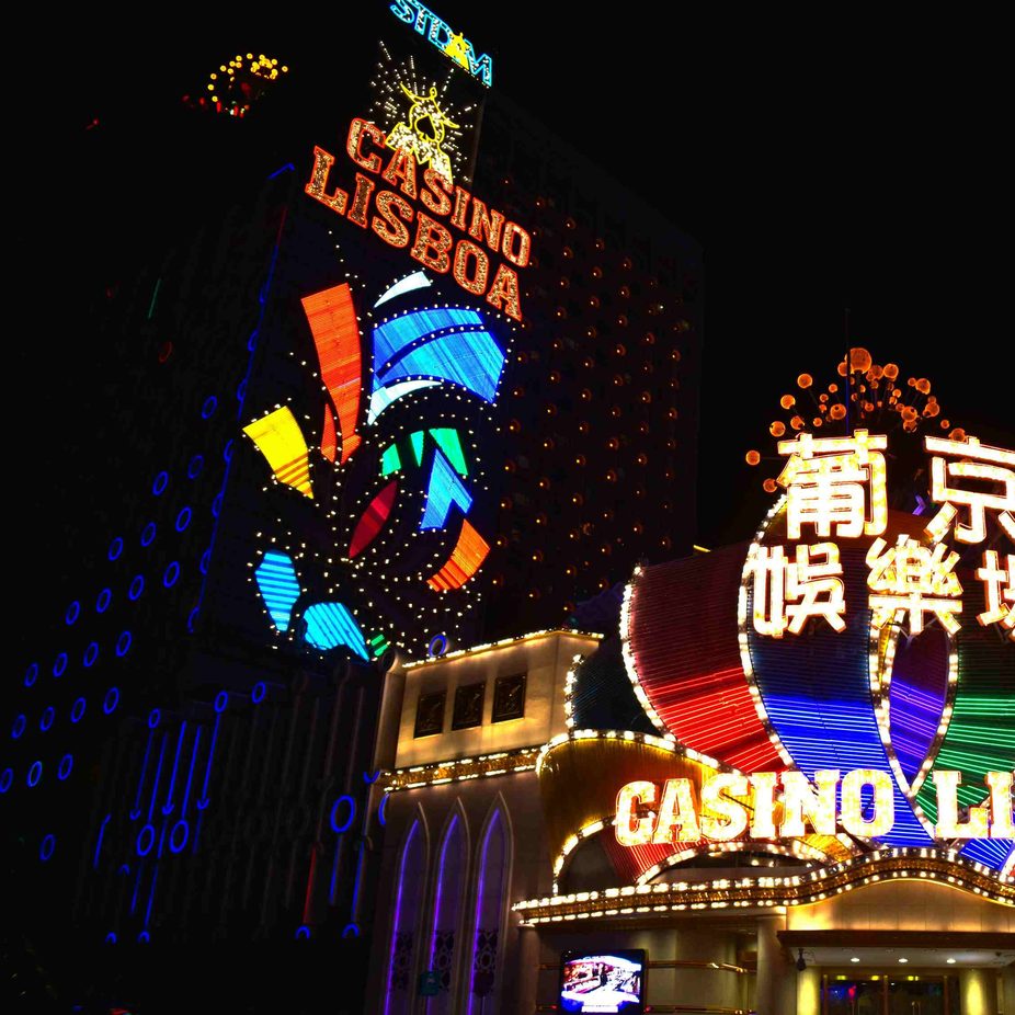精选玩法第三段：夜场灯光与观众席画面